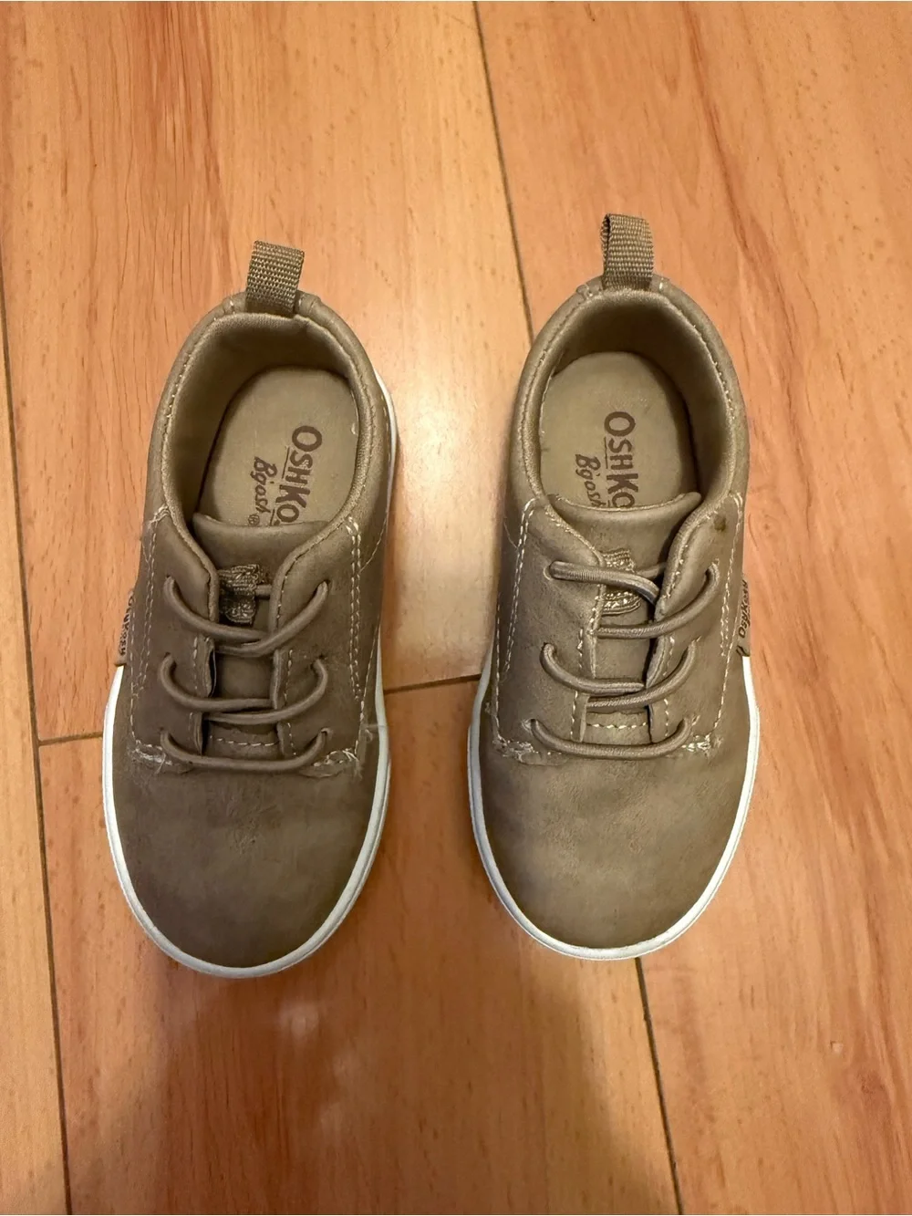 OshKosh B'gosh Toddler Boys Casual Sneakers in Brown with White Soles in Size 6